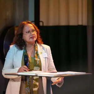 Foto tijdens het event in Fenix van RIta Tjien-Fooh voor een spreekgestoelte.
