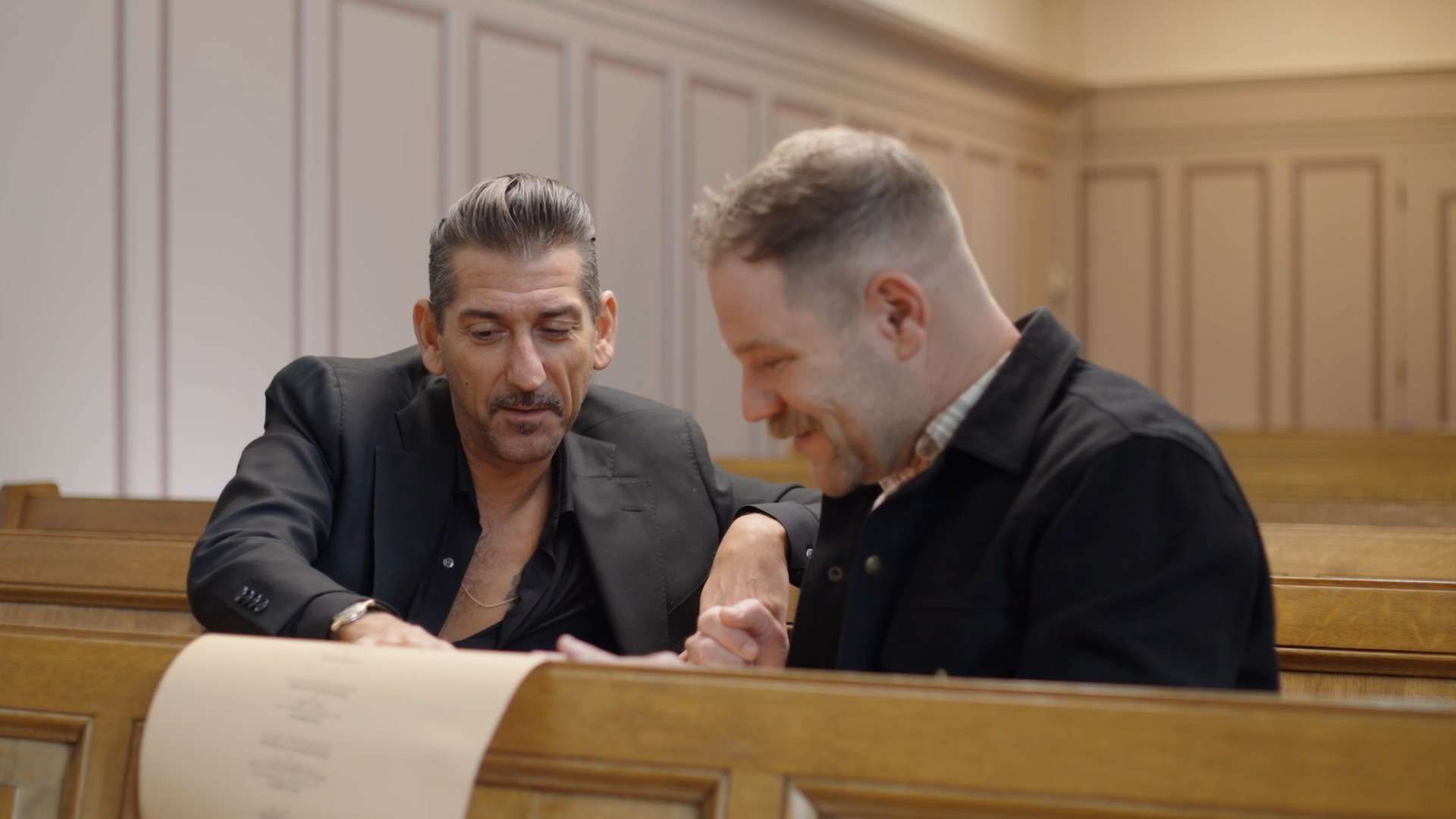 Danny Vera bekijkt in Verborgen verleden de namen op zijn stamreeks, Blazhoffski/NTR