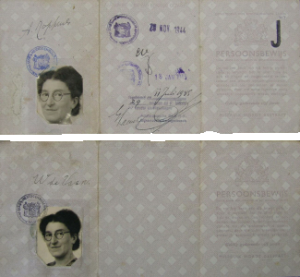 Een persoonsbewijs is een paspoort met op links een kleine foto, rechts daarvan persoonlijke informatie en helemaal op het rechter vak staat op dit specifieke persoonsbewijs groot een J gestempeld. 