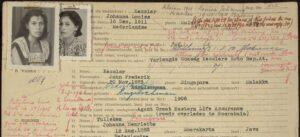 Scan van een paspoortaanvraag met in de linker bovenhoek twee pasfoto's van de aanvrager, in dit geval een vrouw. 