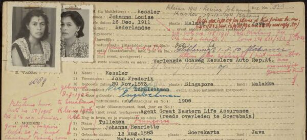 Scan van een paspoortaanvraag met in de linker bovenhoek twee pasfoto's van de aanvrager, in dit geval een vrouw.